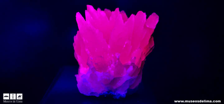 mineral fluorescente Museo Minerales Andrés del Castillo