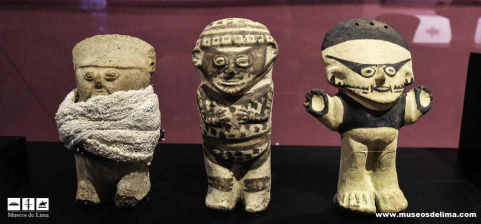 Figurinas antropomorfas Chancay conocidas como cuchimilcos representando a personajes femeninas. Museo Municipal Prehispánico