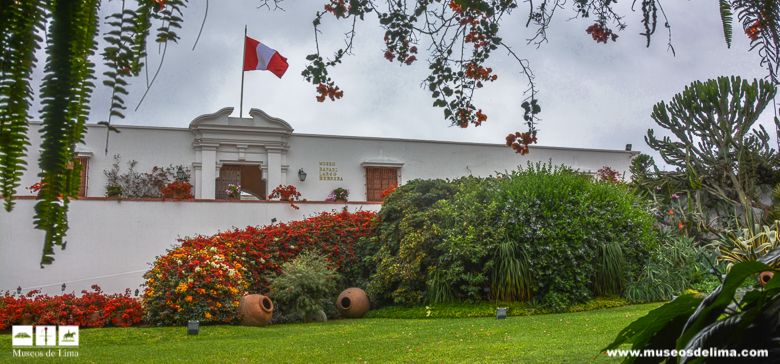 Vista de la fachada y edificio del Museo Larco con jardines externos