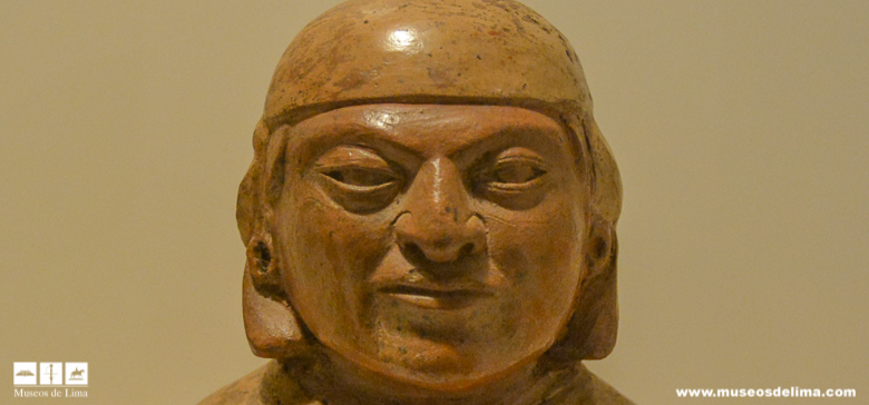 Ceramica moche antropomorfa de la colección del Museo Larco que representa a personaje masculino noble sentado