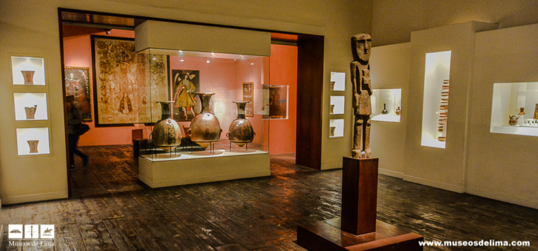 Sala de exhibicion de las culturas del sur del Perú en el Museo Larco. Se aprecia ídolo de madrea y aríbalos o urpus Inca